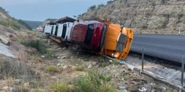 ¡Se volteó en Rumbo Nuevo! Nodriza queda atravesada en la vía