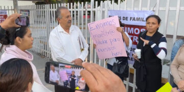 Padres de familia protestan en primaria Leona Vicario por falta de maestros en Ciudad Victoria