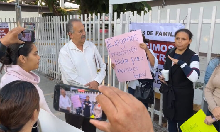 Padres de familia protestan en primaria Leona Vicario por falta de maestros en Ciudad Victoria
