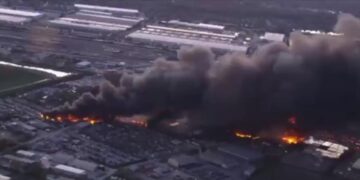 Aeronave se estrella en el aeropuerto internacional de Louisville, Kentucky ✈🔥