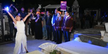 Entre colores y tradición, celebran Lalo y Lucy festival de Día de Muertos.
