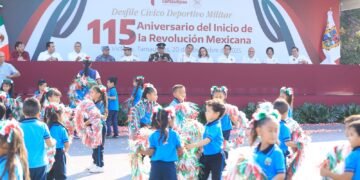 Desfilan miles de jóvenes en el 115 aniversario de la Revolución Mexicana