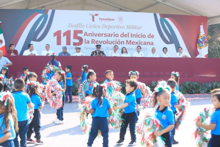 Desfilan miles de jóvenes en el 115 aniversario de la Revolución Mexicana