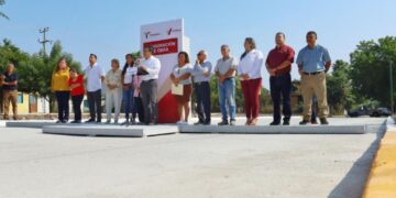 Entrega alcalde calle pavimentada con concreto hidráulico en la Col. Sierra Madre.