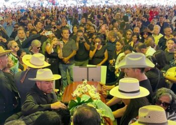 “Lo dejaron solo”: entre reclamos y lágrimas, despiden Carlos Manzo Rodríguez