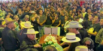 “Lo dejaron solo”: entre reclamos y lágrimas, despiden Carlos Manzo Rodríguez