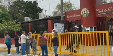 Padres cierran escuela y exhiben a la SET: “¿Dónde están los maestros?”