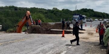 ¡PUDO SER UNA TRAGEDIA! Socavón obliga a cerrar la Carretera Costera del Golfo