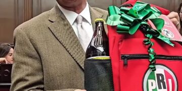 Entre caguamas y botanas: diputado del PRI reparte mochilas con alcohol en pleno Congreso
