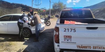 En Navidad, Tránsito Estatal brinda apoyo a conductor en la carretera Juan Capitán–El Chihue