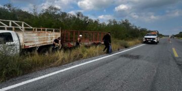 Evitan accidente en carretera: Guardia Estatal asegura remolque suelto