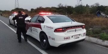 🚨 Aparatosa volcadura en la carretera Victoria–Monterrey moviliza a cuerpos de seguridad 🚓