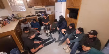 Hallan a 17 inmigrantes en vivienda de Laredo, Texas; detienen a presunto traficante