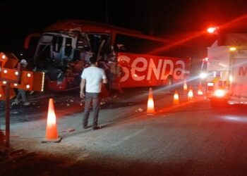 FRONTAZO EN CARRETERA NACIONAL: Autobús se impacta contra tráiler; hay al menos 34 lesionados