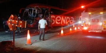 FRONTAZO EN CARRETERA NACIONAL: Autobús se impacta contra tráiler; hay al menos 34 lesionados