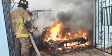 Incendio en ciudad madero consume vehículo en colonia heriberto kehoe