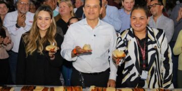 Comparten Lucy y Lalo monumental rosca de reyes con familias victorenses.
