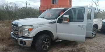 Guardia Estatal asegura vehículo con reporte de robo equipo táctico en su interior