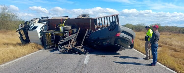 Choque entre tractocamión y camioneta paraliza la Federal 101 en Padilla