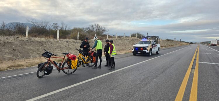 Patrulla Auxilia a Ciclistas Extranjeros en la 101