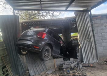 ¡Se salió del camino y terminó contra una casa!