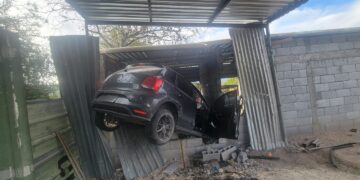 ¡Se salió del camino y terminó contra una casa!