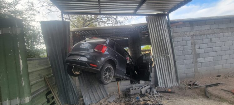 ¡Se salió del camino y terminó contra una casa!