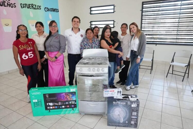 Humberto Prieto refuerza apoyo comunitario en Puerta Sur con entrega de equipamiento