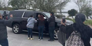 Colectivo entrega a Sheinbaum carpeta de peticiones durante visita a Reynosa