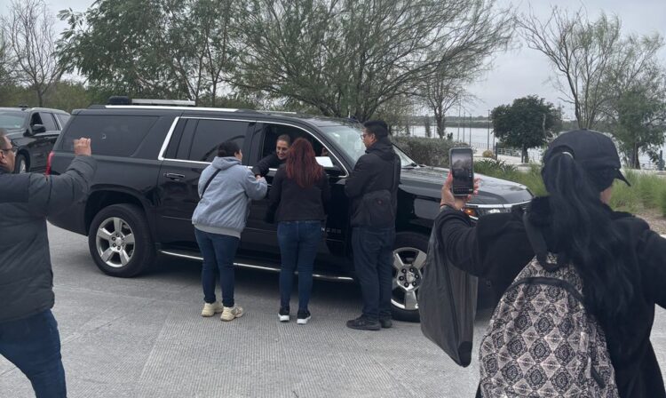 Colectivo entrega a Sheinbaum carpeta de peticiones durante visita a Reynosa