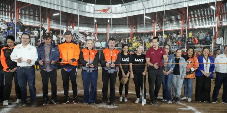 Inaugura rector Dámaso Anaya el Parque Universitario de Softbol de la UAT