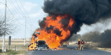¡Tráiler se incendia en carretera, guardia estatal y bomberos intervienen!