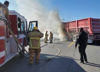 Guardia Estatal y Protección Civil evitan tragedia y reabren vialidad tras incendio de tráiler en Díaz Ordaz