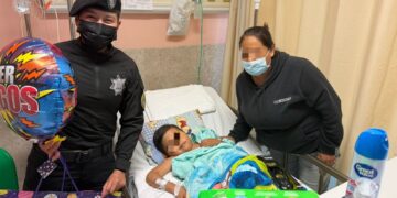 Elementos de la FEGE cumplen el sueño de un menor con cáncer en hospital de Reynosa