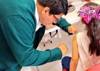 *Exhortan autoridades de Salud a vacunarse contra el sarampión; en análisis probable caso*