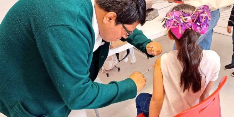 *Exhortan autoridades de Salud a vacunarse contra el sarampión; en análisis probable caso*