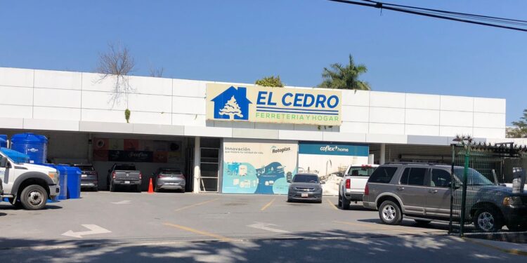 Terror en el cedro: cliente es asaltado a mano armada dentro de un negocio en ciudad victoria