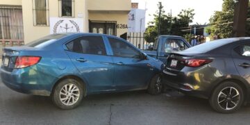 Brutal choque en el 21 Abasolo deja daños por más de 60 mil pesos