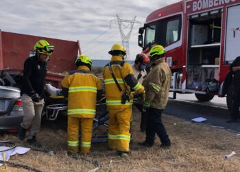 Aparatoso accidente en la carretera Victoria–Zaragoza deja una mujer lesionada
