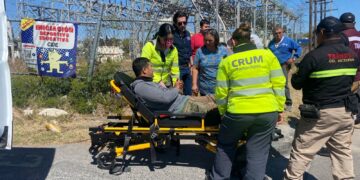 🚨 Motociclista se impacta contra trascabo; resulta con posible fractura 🚨