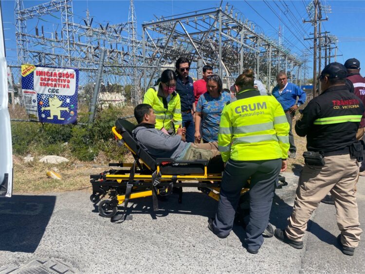 🚨 Motociclista se impacta contra trascabo; resulta con posible fractura 🚨