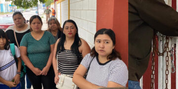 Cierran padres de familia la primaria “Emilio Caballero Caballero” ante falta de docente