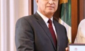 🚨 Momento de tensión en conferencia del gobernador: funcionario sufre problema cardiaco y es llevado al hospital