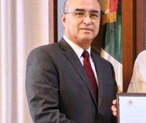 🚨 Momento de tensión en conferencia del gobernador: funcionario sufre problema cardiaco y es llevado al hospital