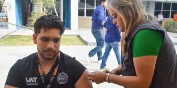 Colabora la UAT con el Sector Salud en jornadas de vacunación