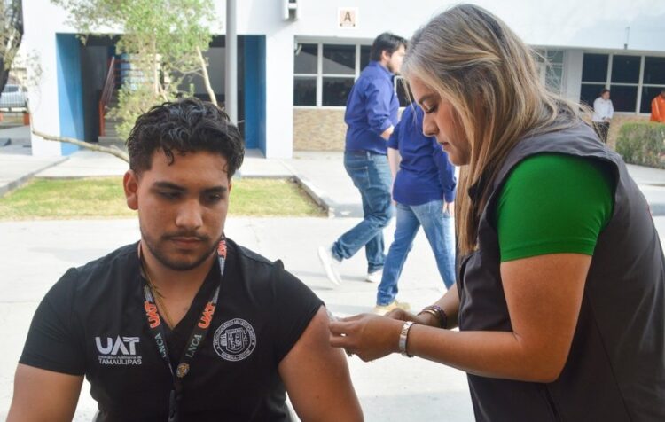 Colabora la UAT con el Sector Salud en jornadas de vacunación