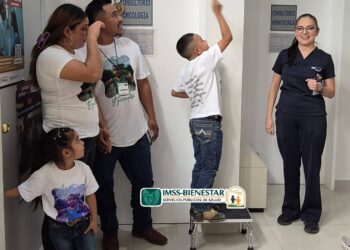 Iker toca la “Campana de la Victoria” y celebra estar libre de cáncer en el Hospital Infantil de Tamaulipas