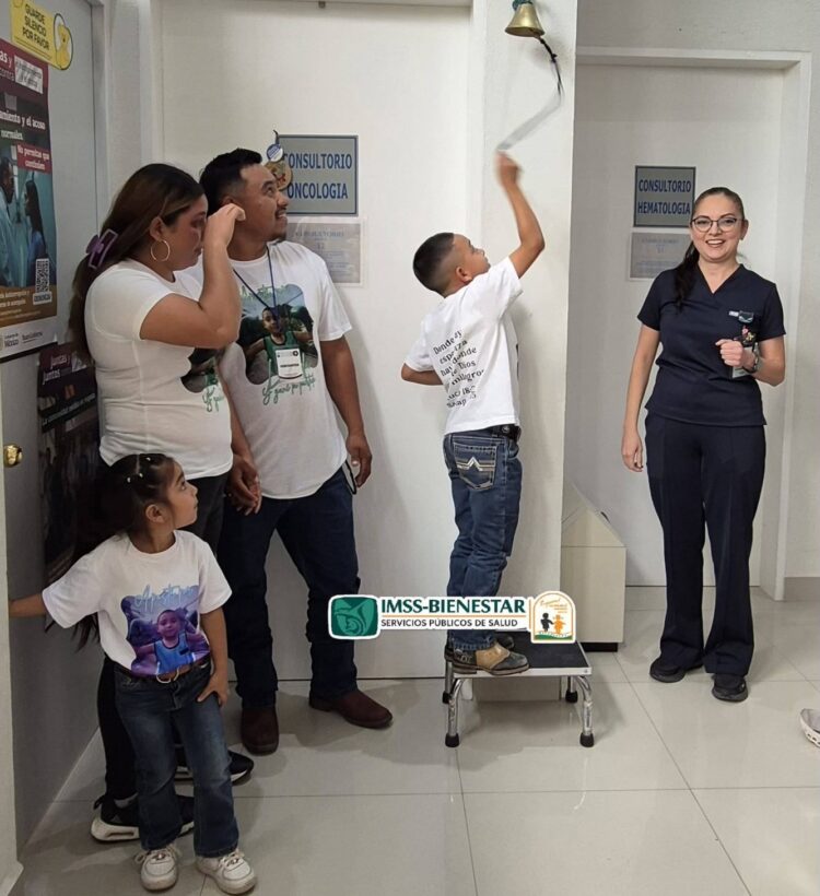Iker toca la “Campana de la Victoria” y celebra estar libre de cáncer en el Hospital Infantil de Tamaulipas