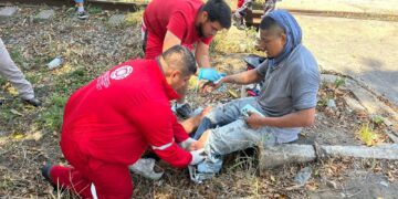 Motociclista sufre lesiones tras choque con camioneta en transitada avenida de Madero
