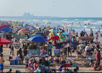 Playa Miramar luce a reventar: miles de turistas abarrotan el máximo paseo del sur
